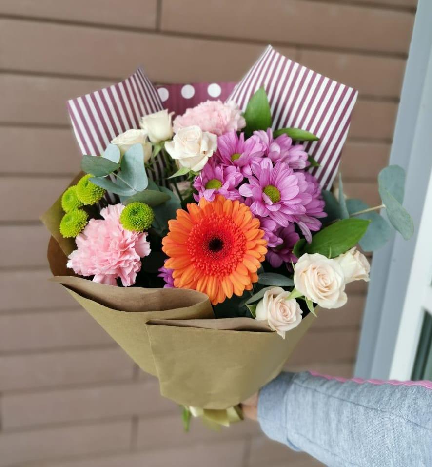 Букет цветов из: Розы, Хризантемы, Гвоздики и Герберы в Славске