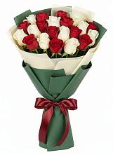 Букет Микс из красных и белых роз в Славске