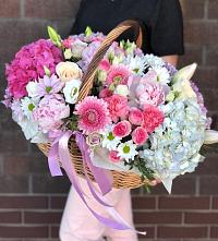 Цветочная композиция из Розы, Хризантемы, Пионы и Лизиантусы в корзине в Славске