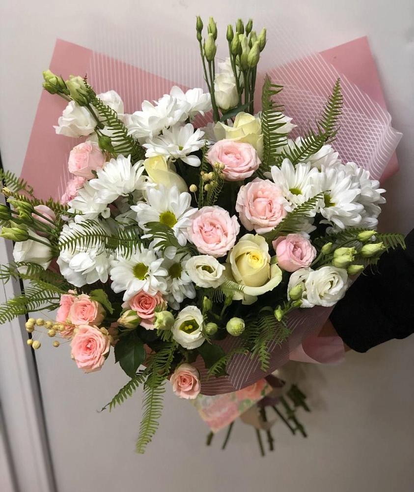 Букет цветов из: Хризантемы, Розы и Лизиантусы в Славске