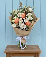 Букет цветов из:  Альстромерии, Лизиантусы, Розы и Хризантемы в Славске