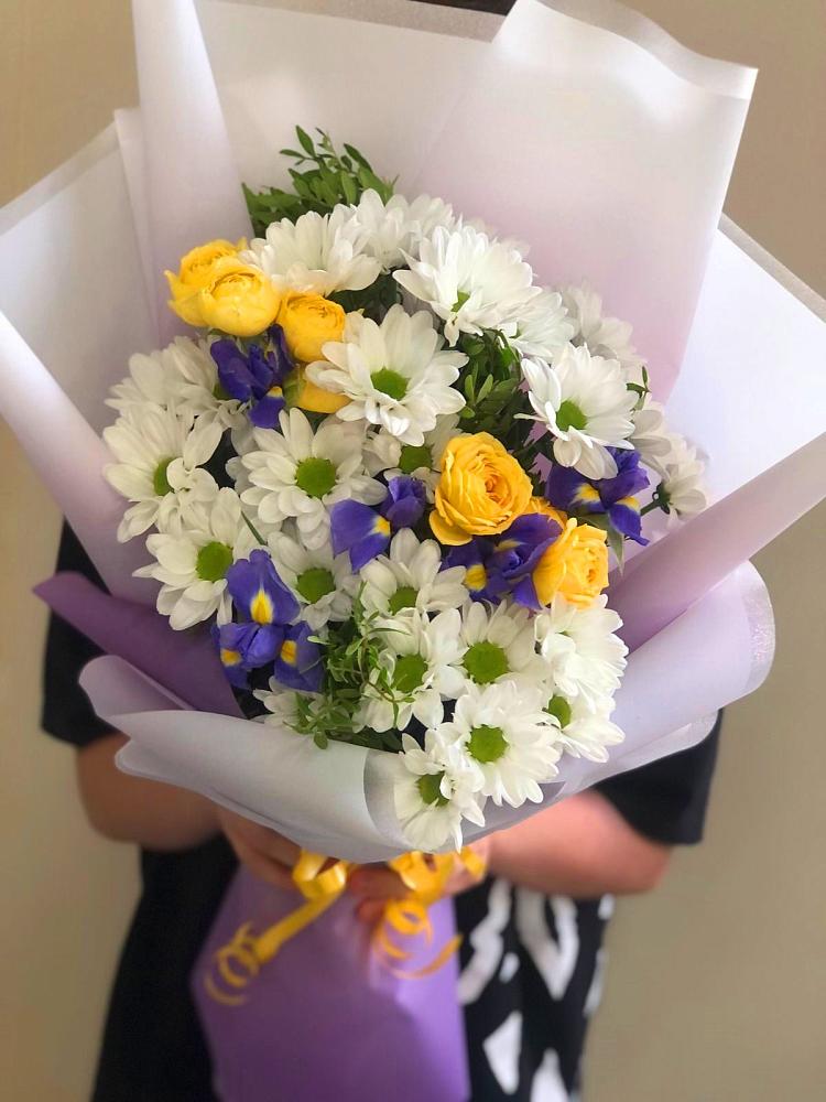 Букет цветов из: Ирисы, Хризантемы и Розы в Славске