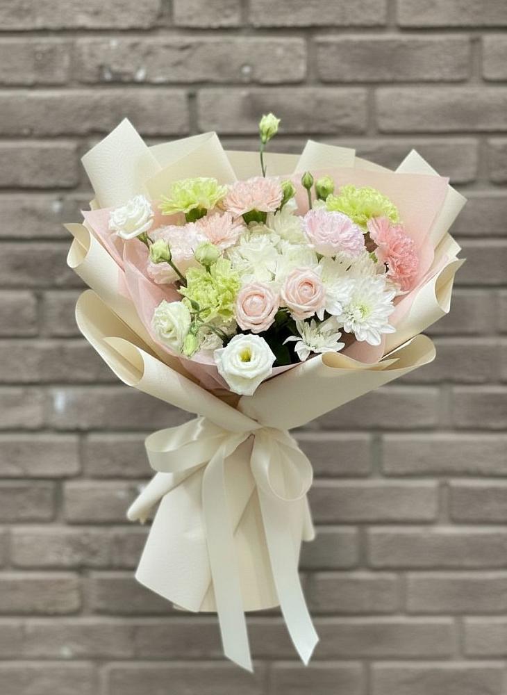 Букет цветов из: Гвоздики, Розы, Лизиантусы и Хризантемы в Славске