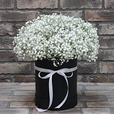Цветочная композиция из Гипсофила в шляпной коробке в Славске