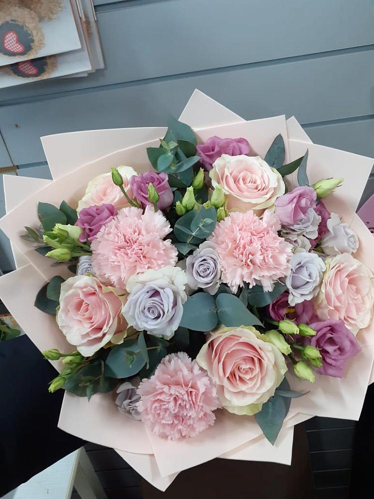 Букет цветов из: Розы, Гвоздики и Лизиантусы в Славске