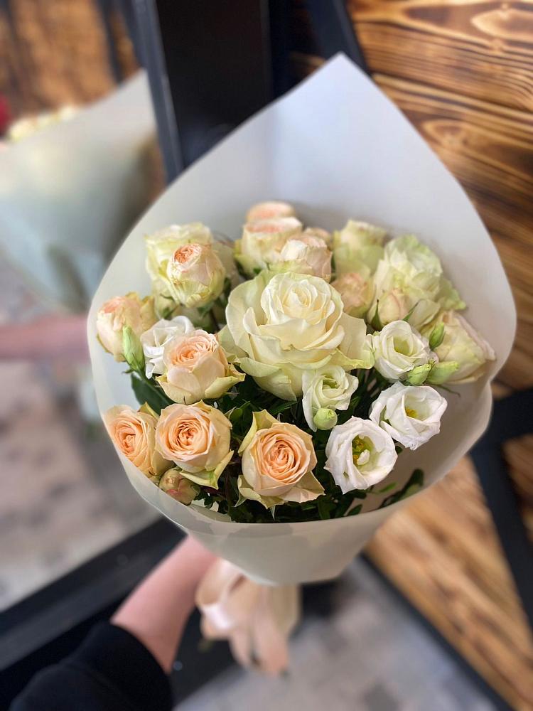 Букет цветов из: Розы и Лизиантусы в Славске